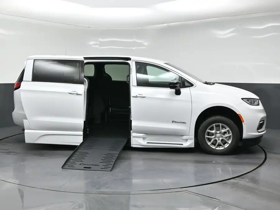 2026 Chrysler Pacifica Select's photo
