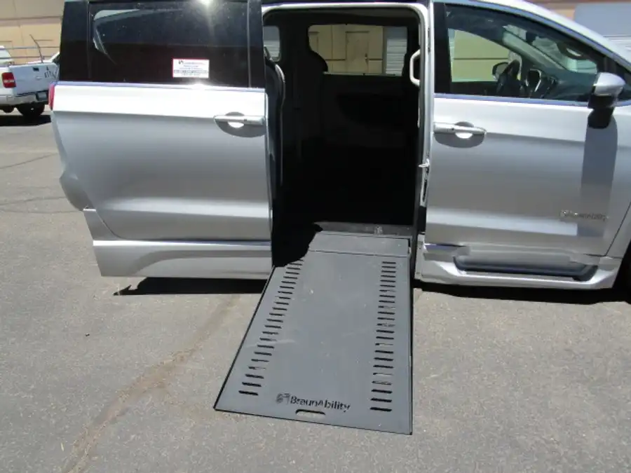 2023 Chrysler Pacifica Touring L's photo
