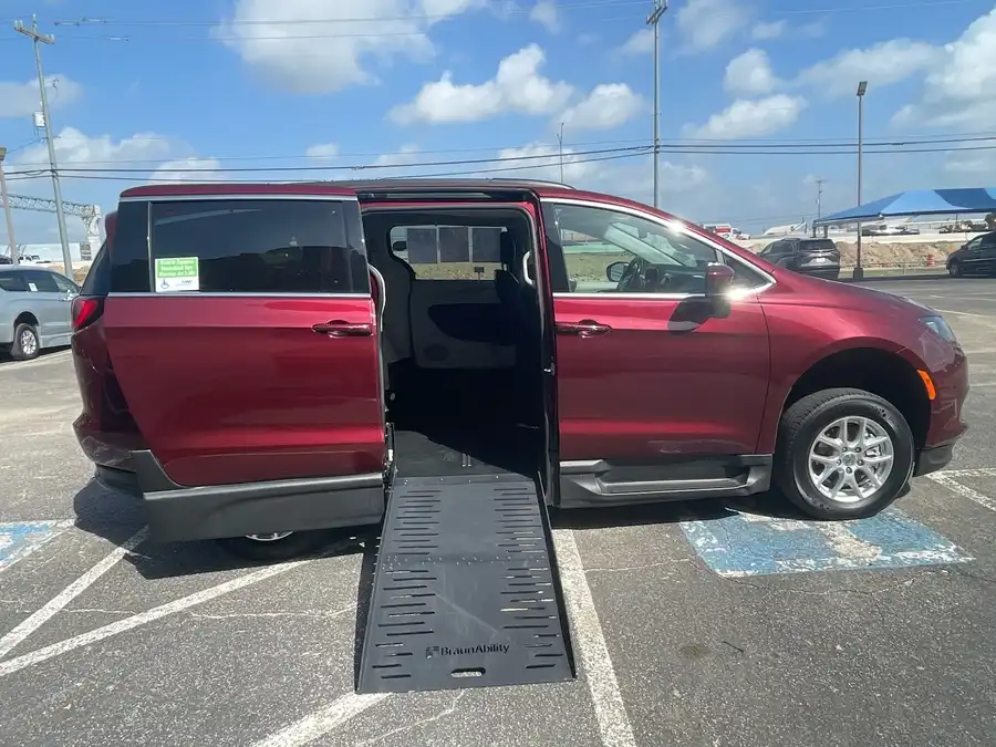 2021 Chrysler Voyager LXI's photo