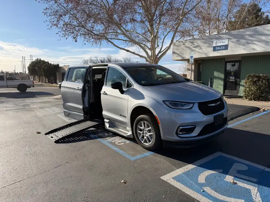 2024 Chrysler Pacifica Touring L's photo