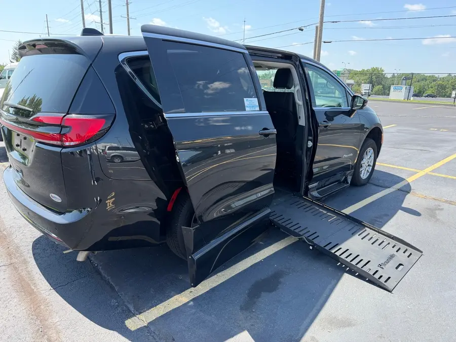 2024 Chrysler Pacifica Touring L photo 3
