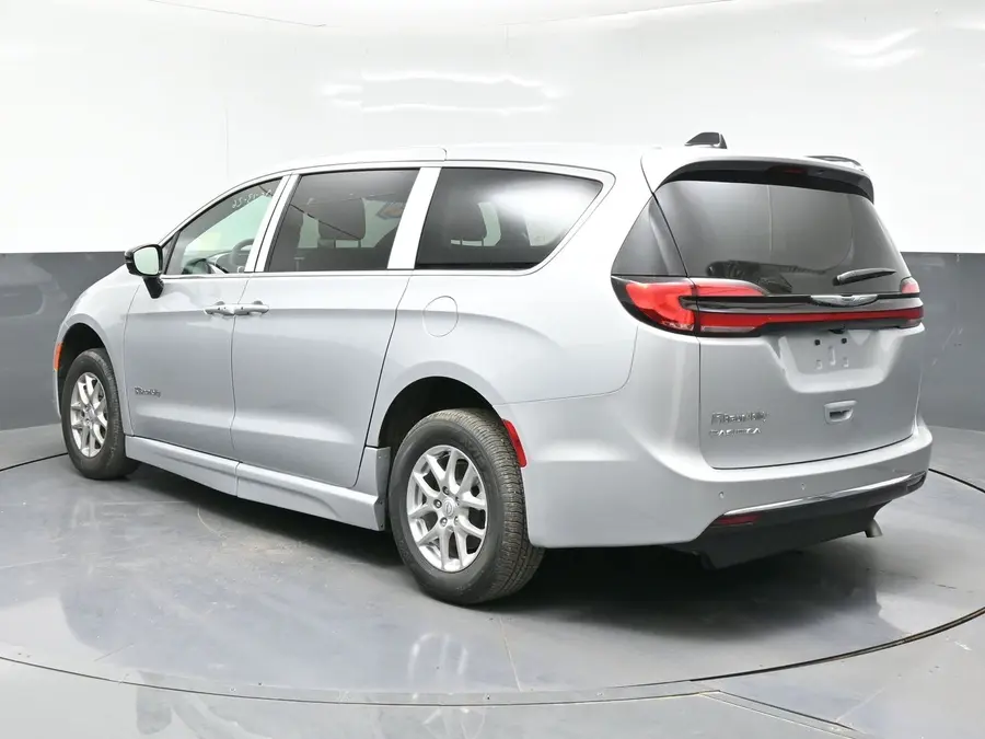 2026 Chrysler Pacifica Select photo 3