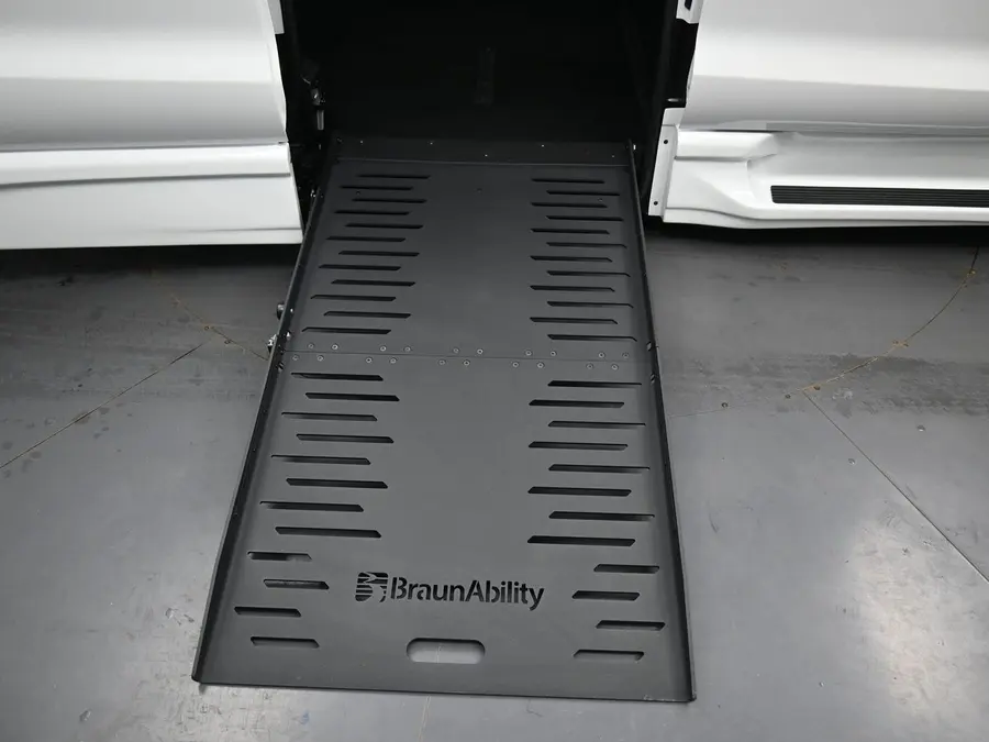 2026 Chrysler Pacifica Select photo 3