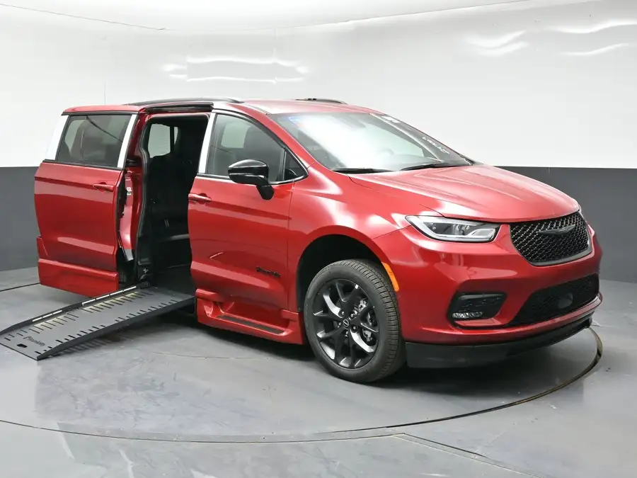 2026 Chrysler Pacifica Select's photo