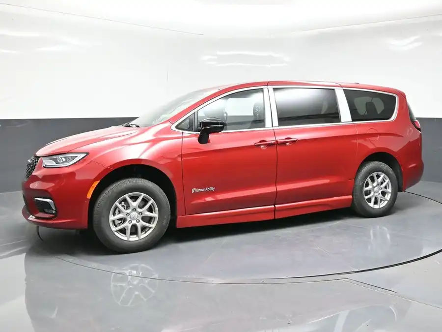 2026 Chrysler Pacifica Select's photo