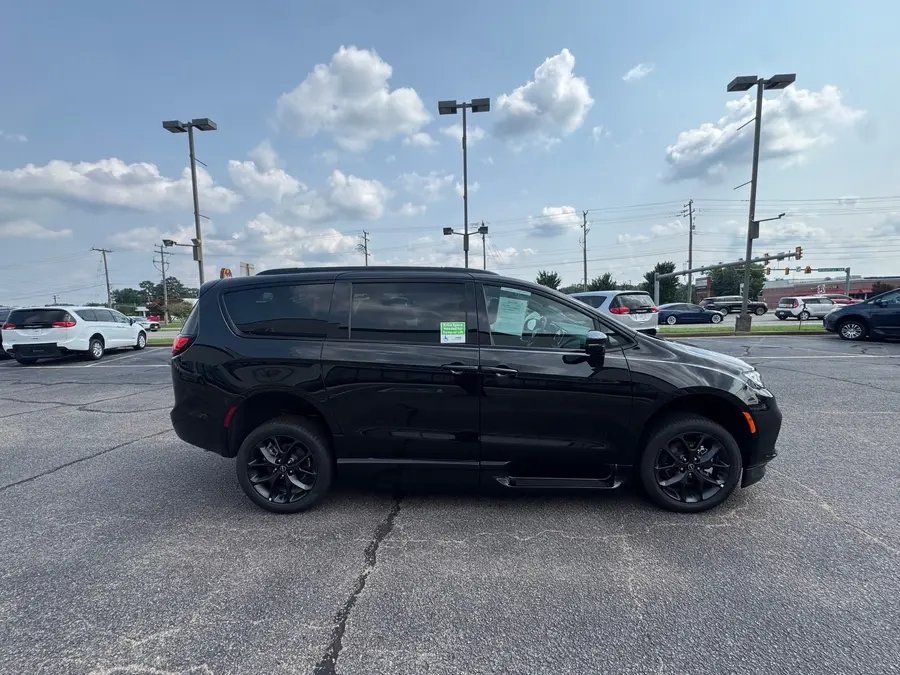 2026 Chrysler Pacifica Select photo 4