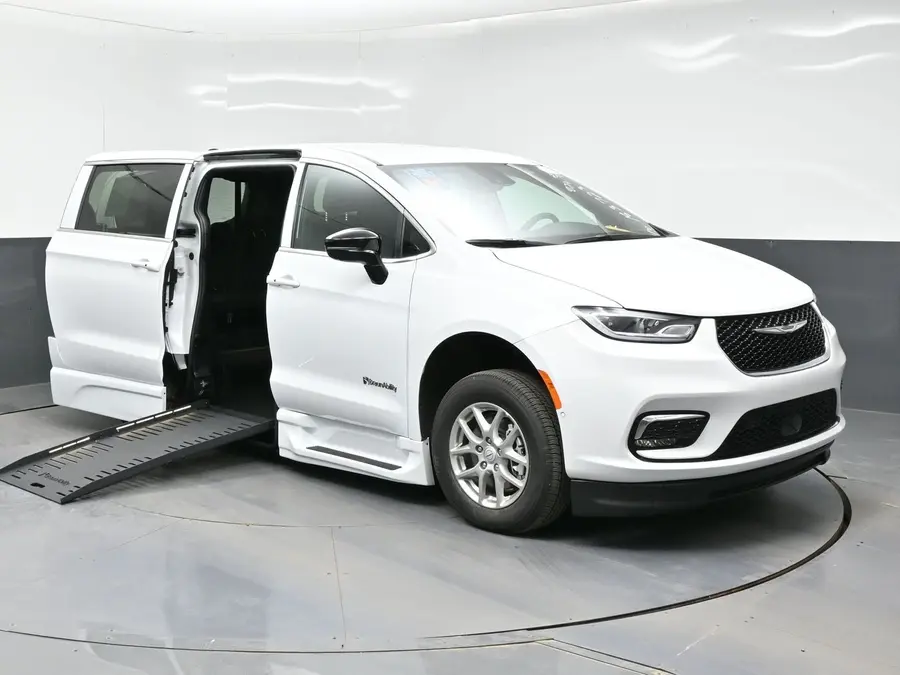 2026 Chrysler Pacifica Select photo 3