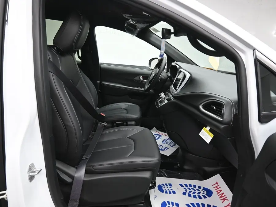 2026 Chrysler Pacifica Select photo 3