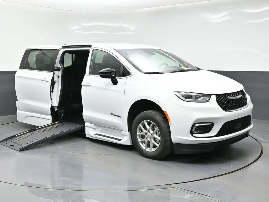 2026 Chrysler Pacifica Select photo 3