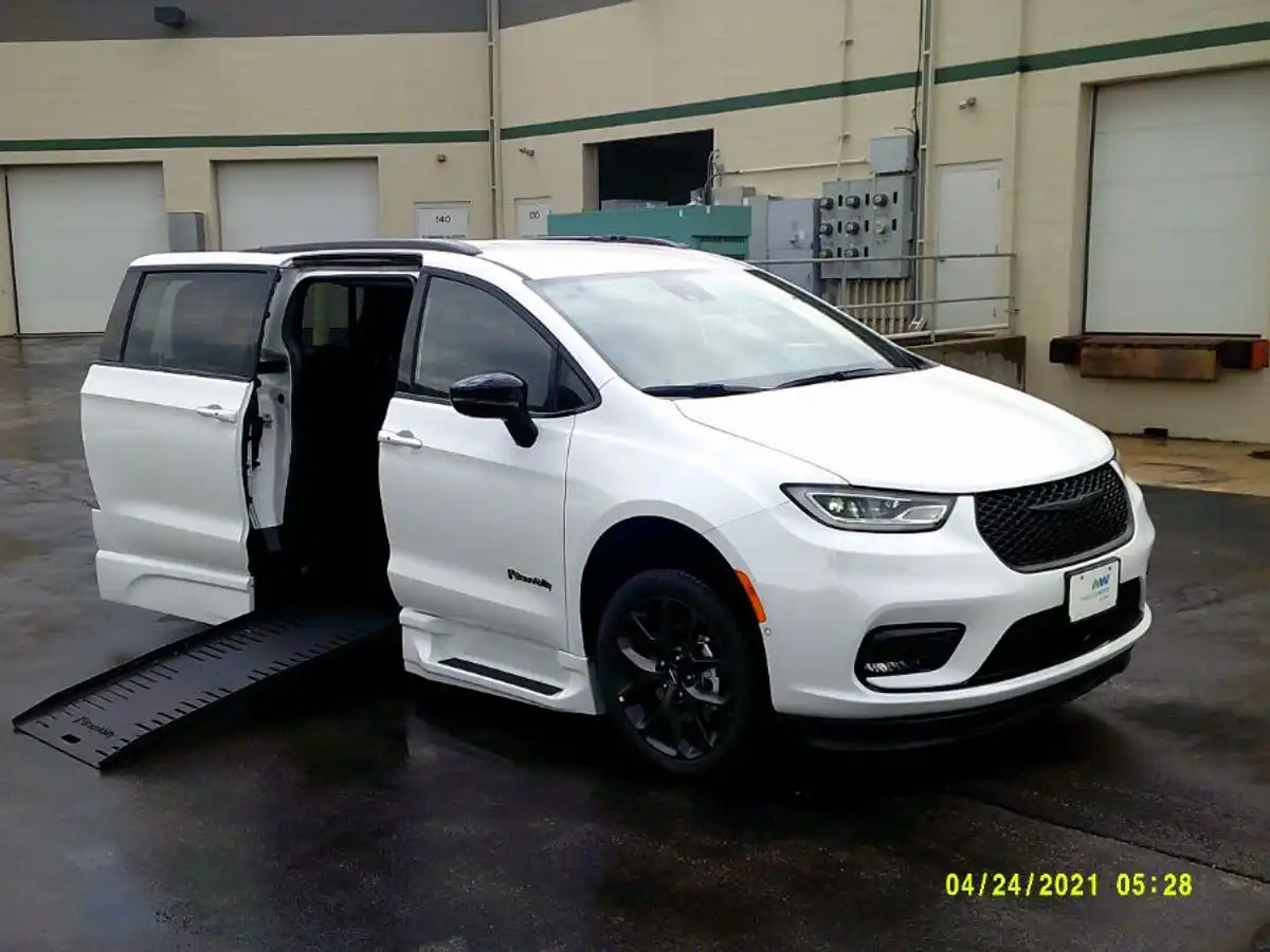 2024 Chrysler Pacifica Touring L Used 2024 Chrysler Sport's photo