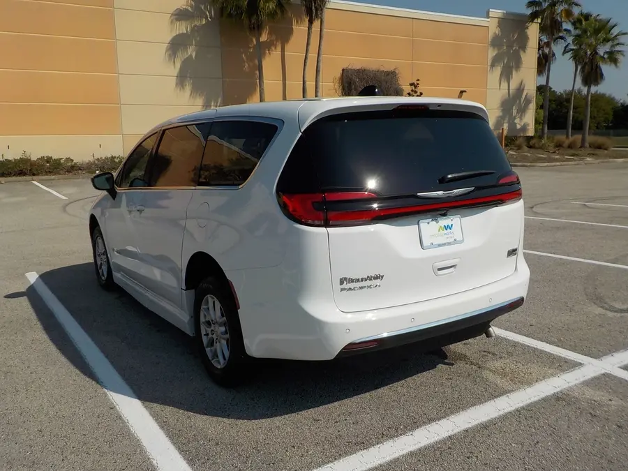 2026 Chrysler Pacifica Select photo 5
