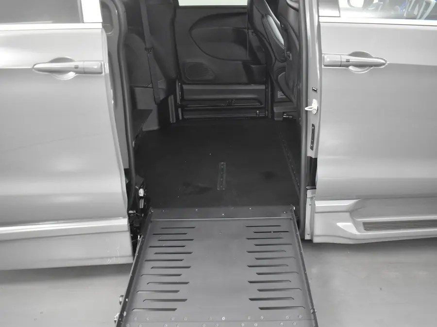 2025 Chrysler Pacifica Select photo 4