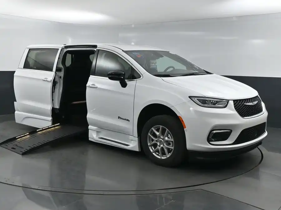 2025 Chrysler Pacifica Select's photo