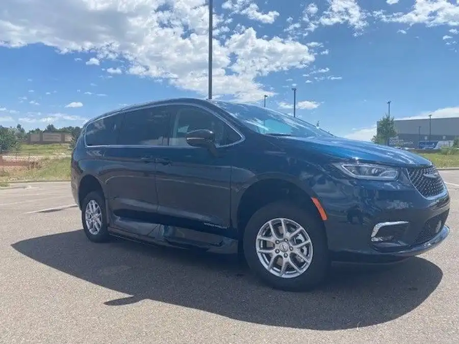 2024 Chrysler Pacifica Touring L's photo