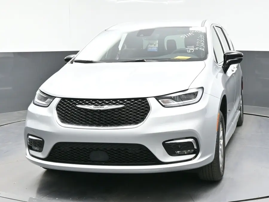 2026 Chrysler Pacifica Select photo 3