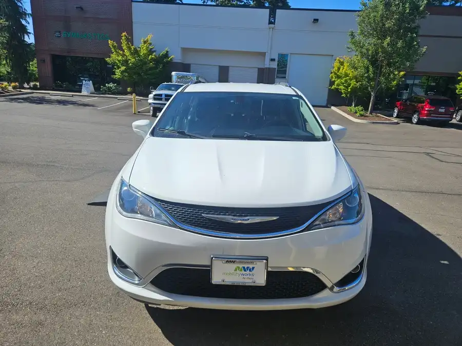 2019 Chrysler Pacifica Touring L's photo