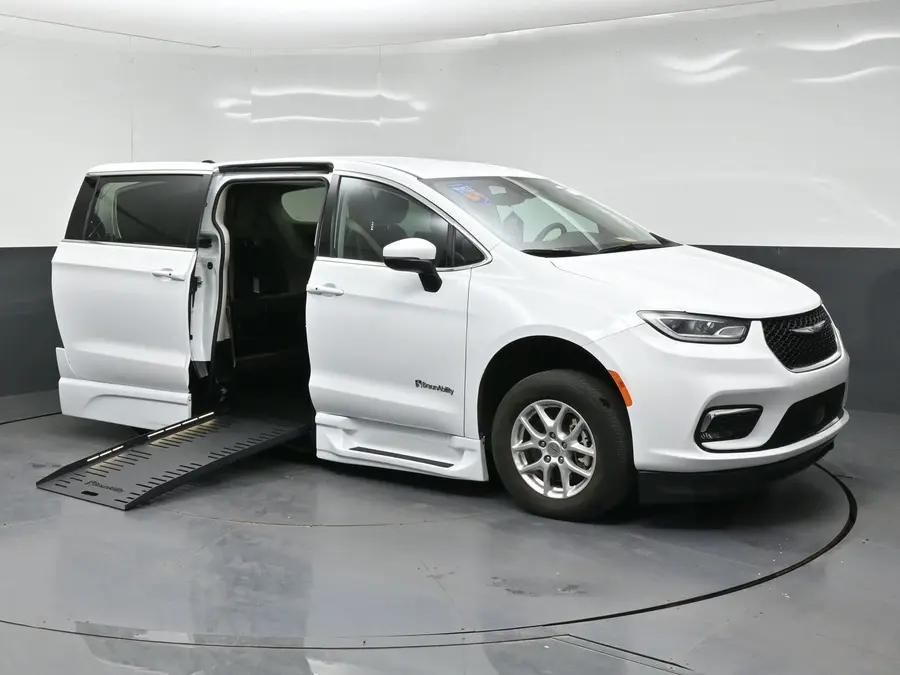 2023 Chrysler Pacifica Touring L photo 3