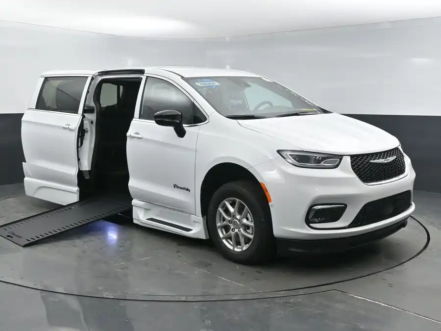 2025 Chrysler Pacifica Select's photo