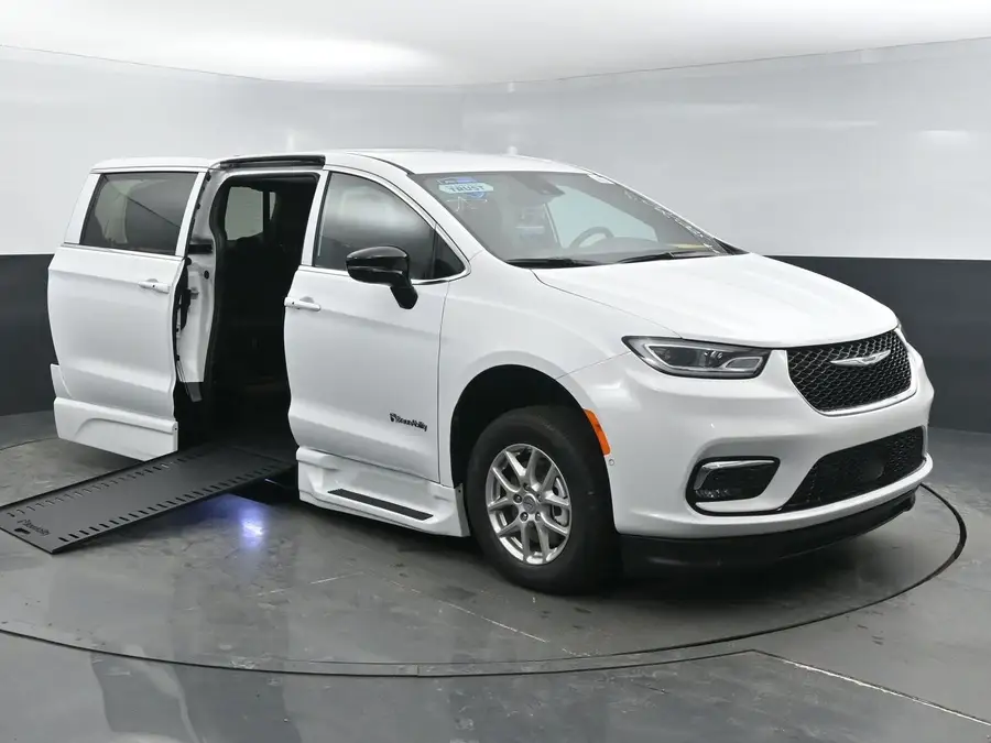 2025 Chrysler Pacifica Select photo 1