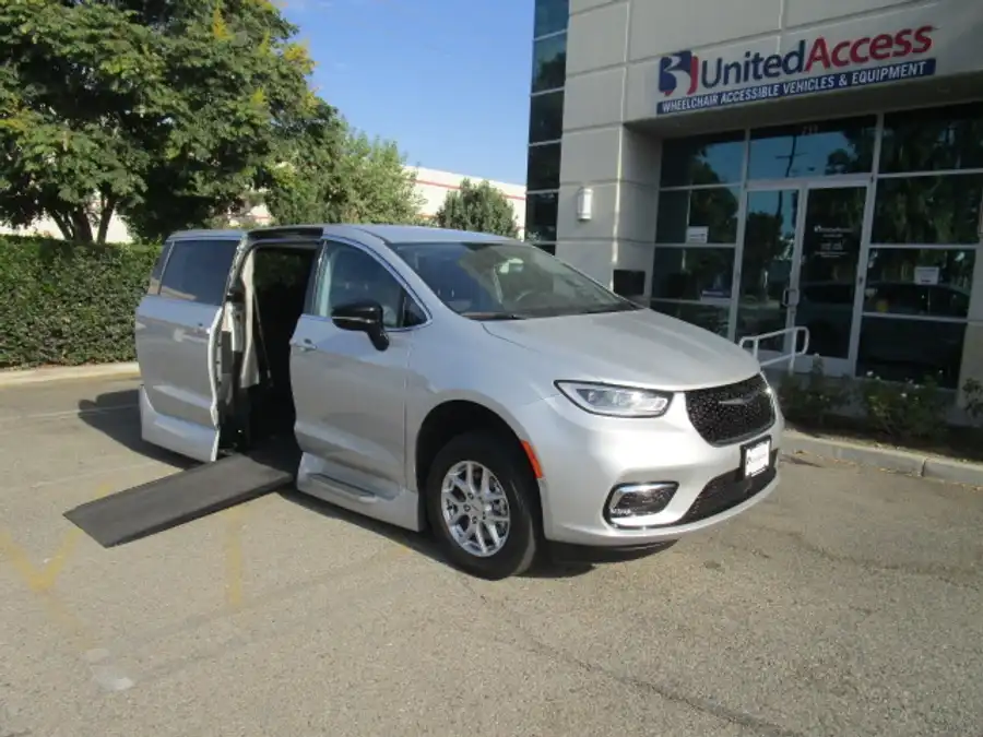 2024 Chrysler Pacifica Touring L's photo