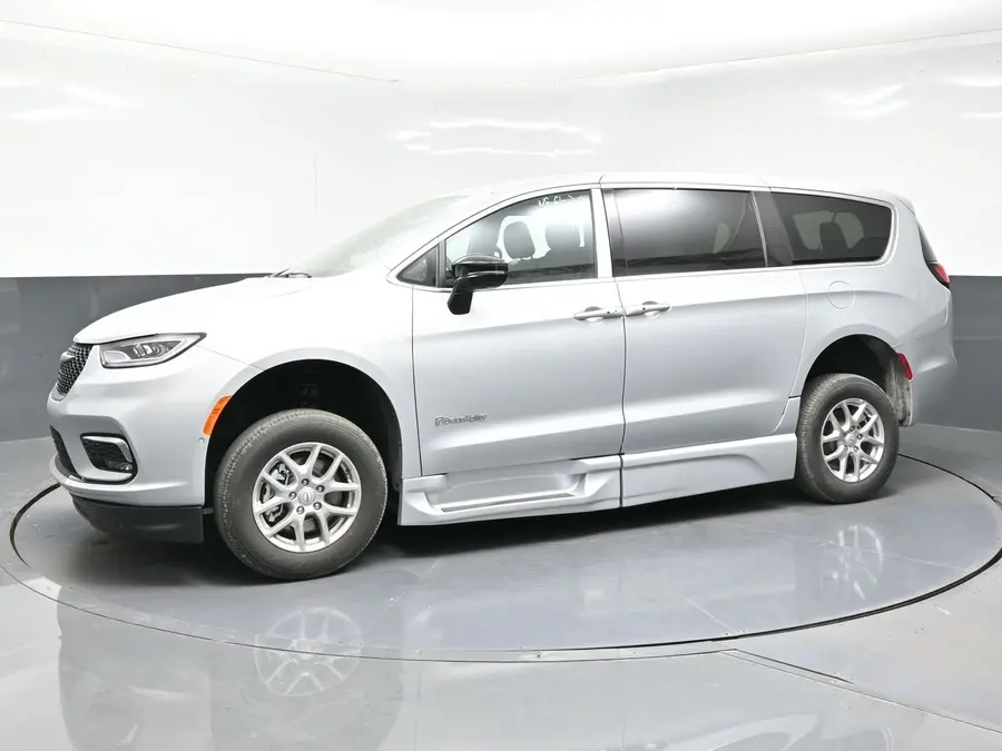 2026 Chrysler Pacifica Select photo 3