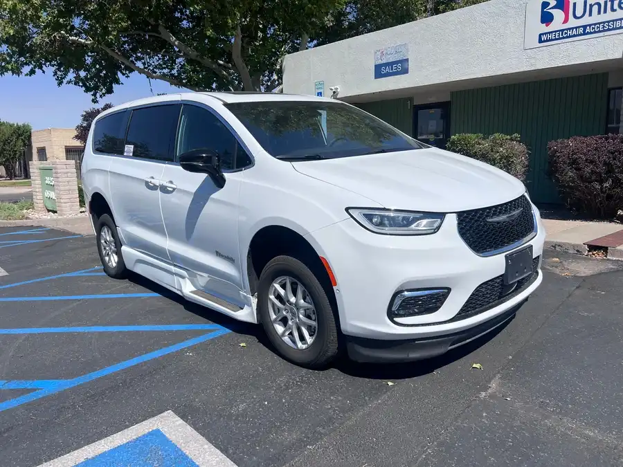 2025 Chrysler Pacifica Select's photo