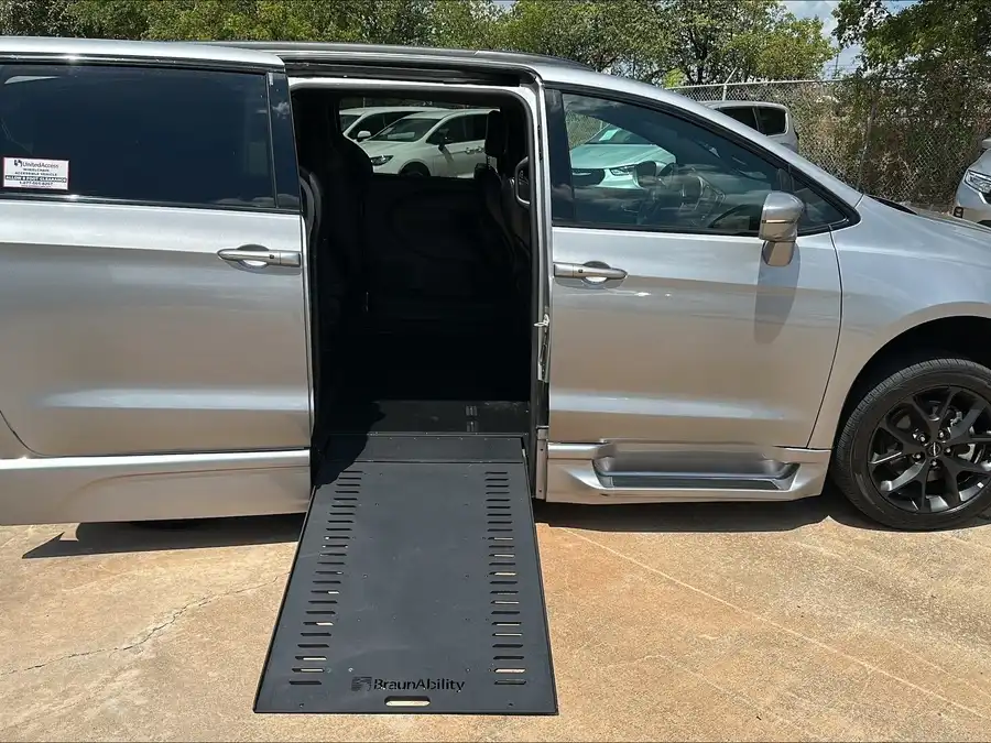 2021 Chrysler Pacifica Touring L's photo