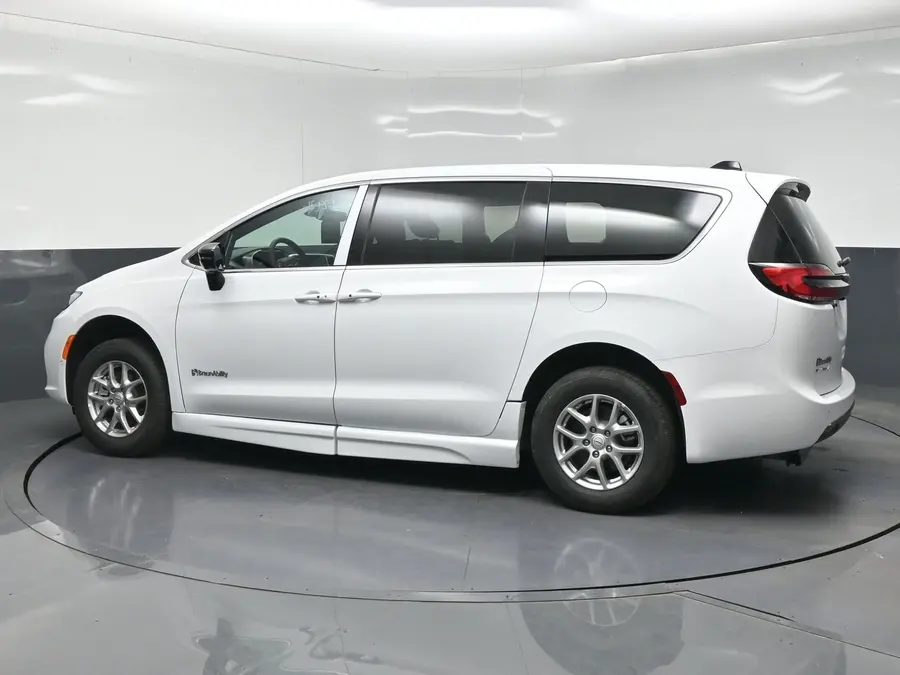 2026 Chrysler Pacifica Select photo 4