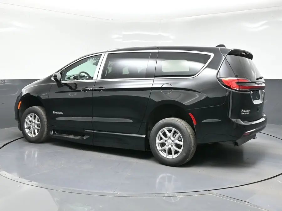2026 Chrysler Pacifica Select photo 4