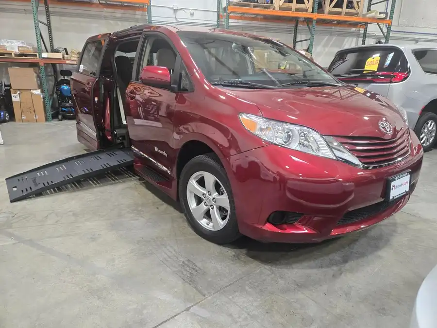 2017 Toyota Sienna LE V6 7-Passenger Access Seat's photo