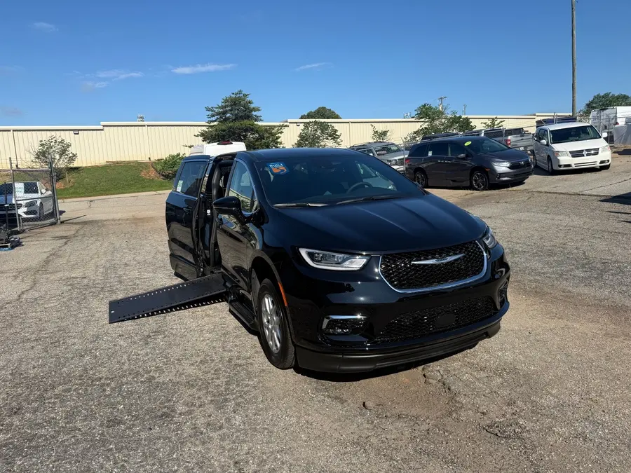 2026 Chrysler Pacifica Select photo 5