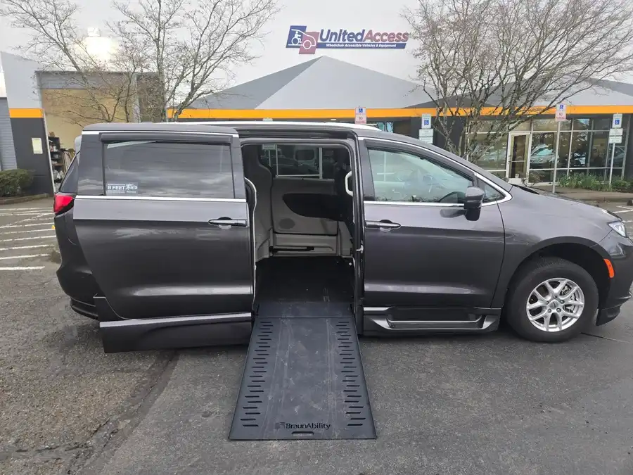 2021 Chrysler Pacifica Touring L's photo