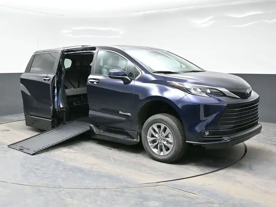 2026 Toyota Sienna XLE 7-Passenger Hybrid FWD's photo