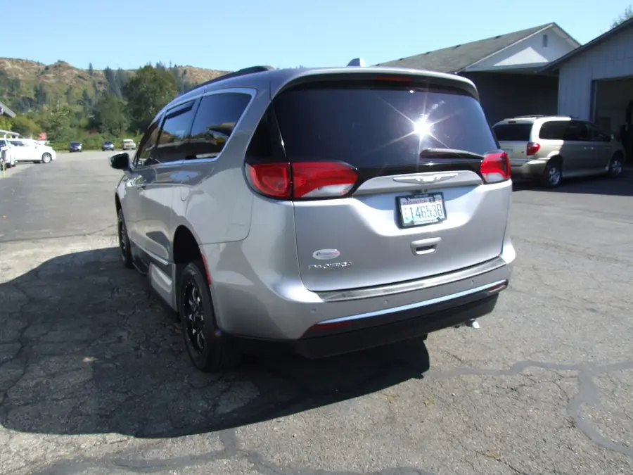 2017 Chrysler Pacifica Touring L photo 3