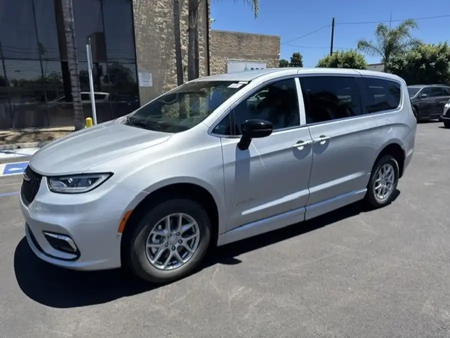 2026 Chrysler Pacifica Select's photo