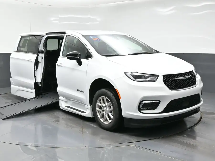 2026 Chrysler Pacifica Select photo 1