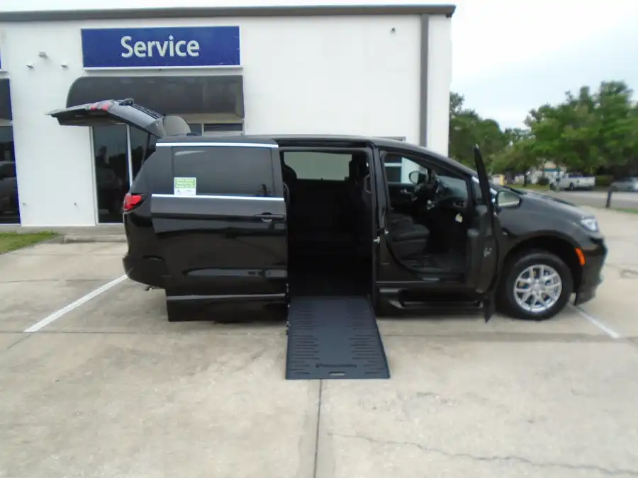 2026 Chrysler Pacifica Select's photo