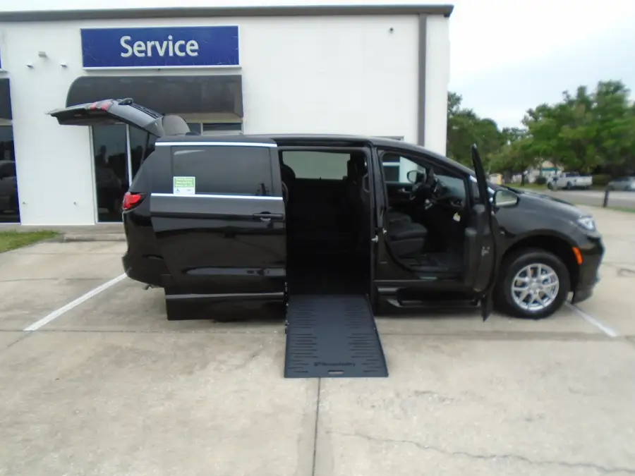 2026 Chrysler Pacifica Select photo 1