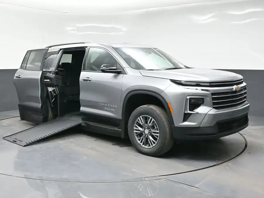 2026 Chevrolet Traverse FWD LT's photo