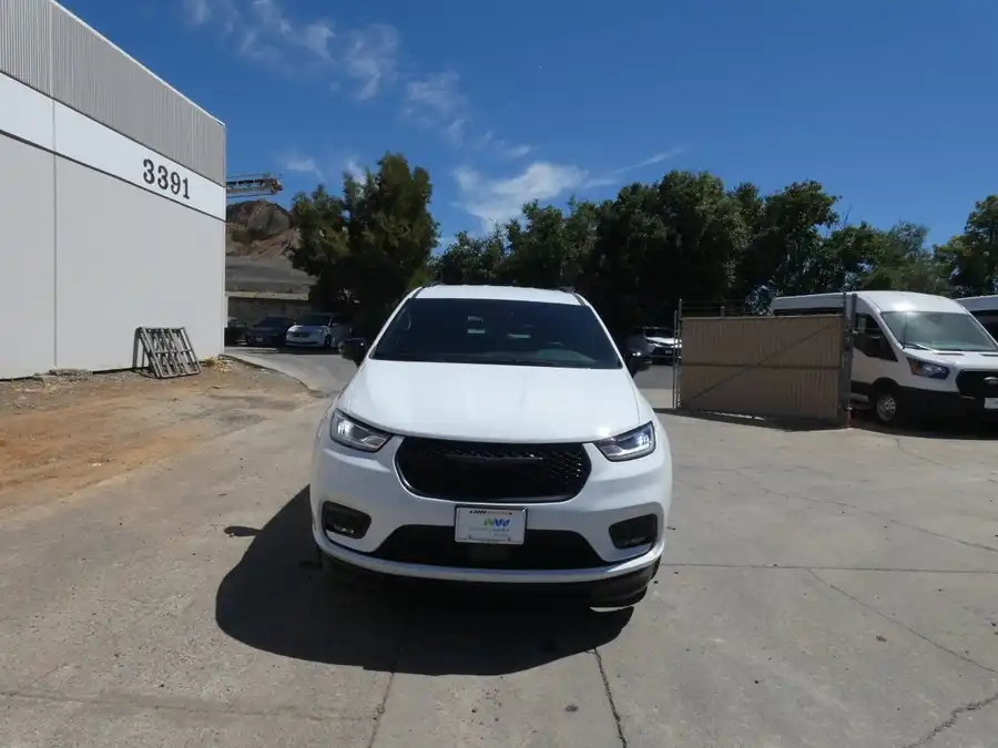 2026 Chrysler Pacifica Select's photo