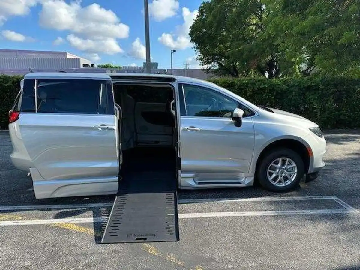 2023 Chrysler Voyager LX's photo