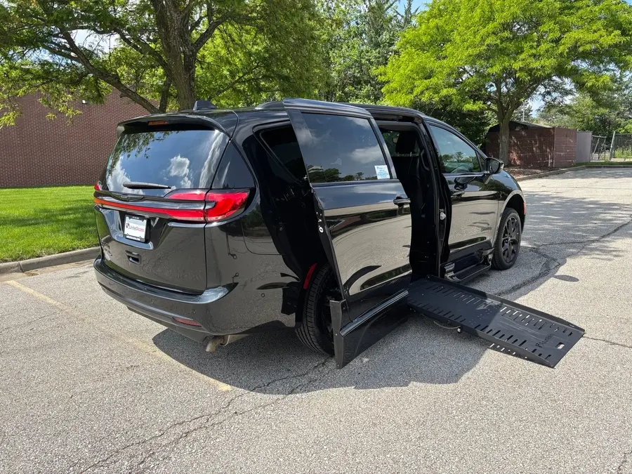 2023 Chrysler Pacifica Touring L photo 3