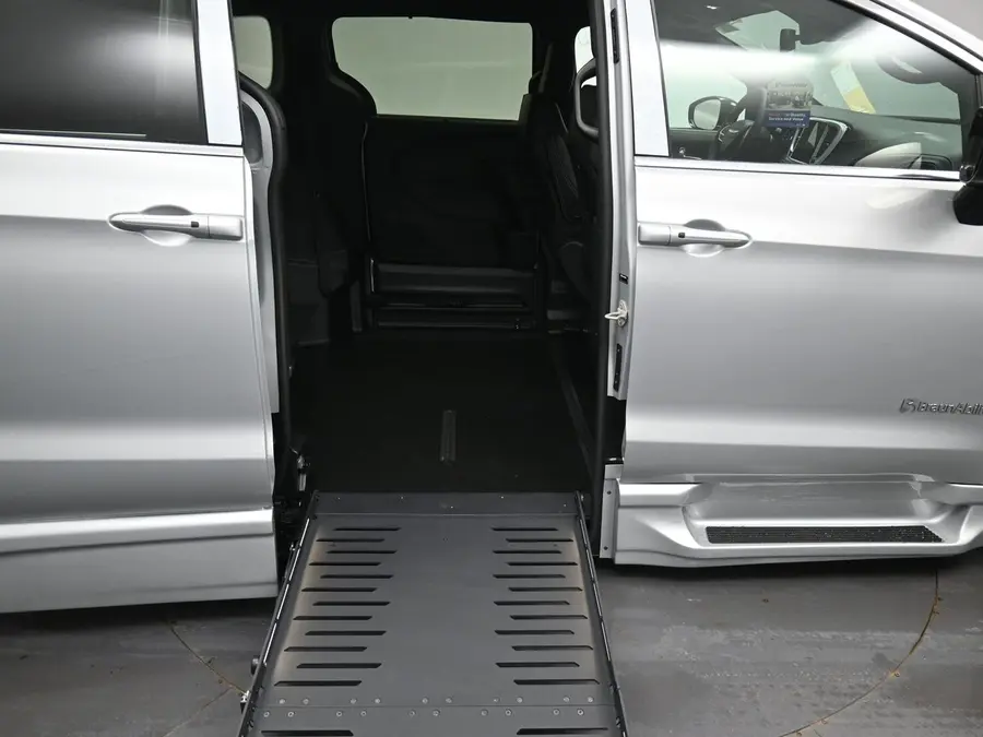 2026 Chrysler Pacifica Select photo 3