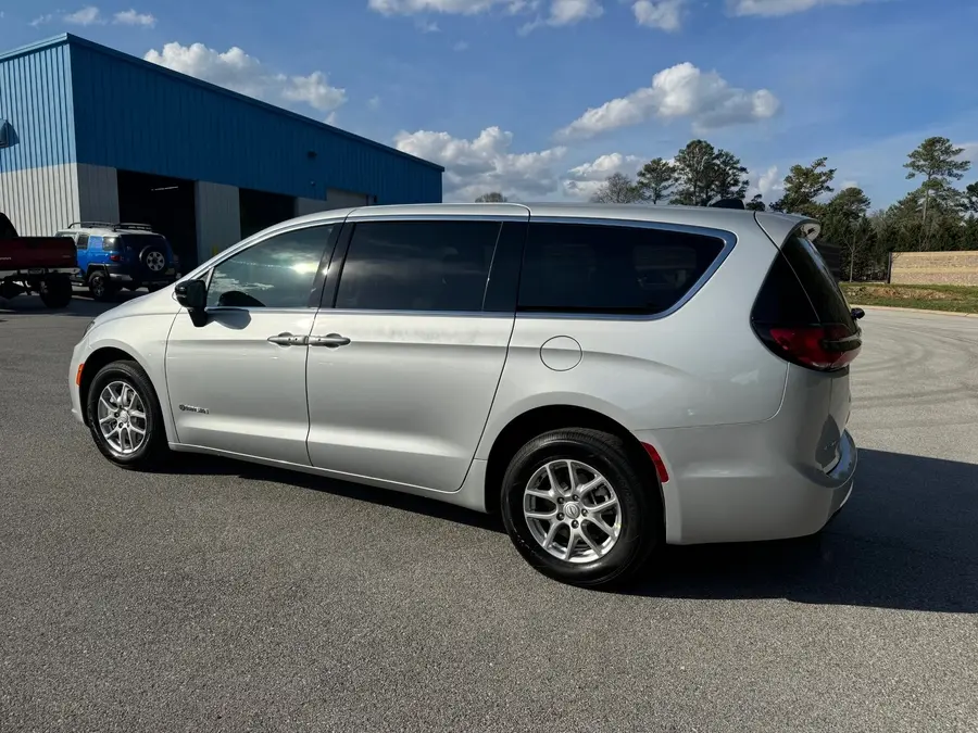 2026 Chrysler Pacifica Select photo 3