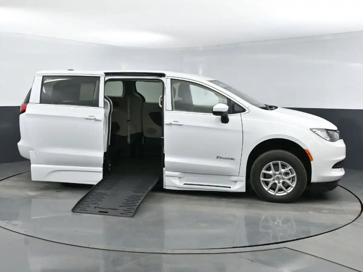 2023 Chrysler Voyager LX's photo