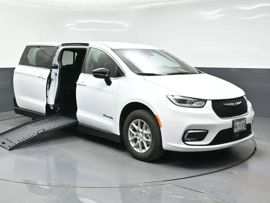 2026 Chrysler Pacifica Select photo 1
