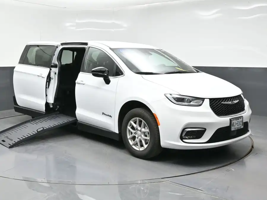 2026 Chrysler Pacifica Select's photo