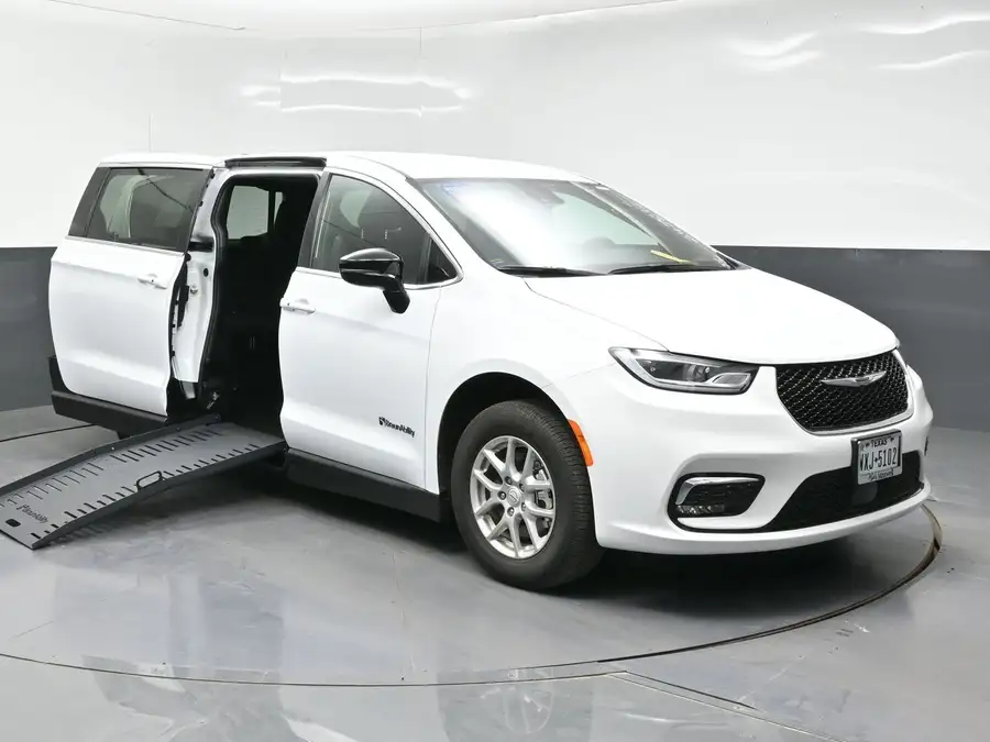 2026 Chrysler Pacifica Select's photo