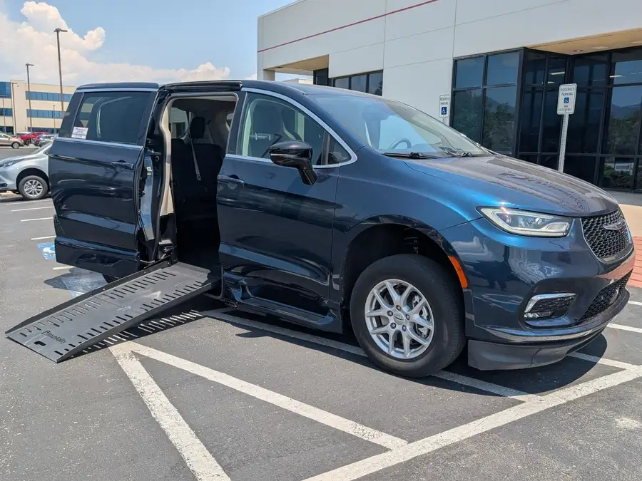 2024 Chrysler Pacifica Touring L's photo