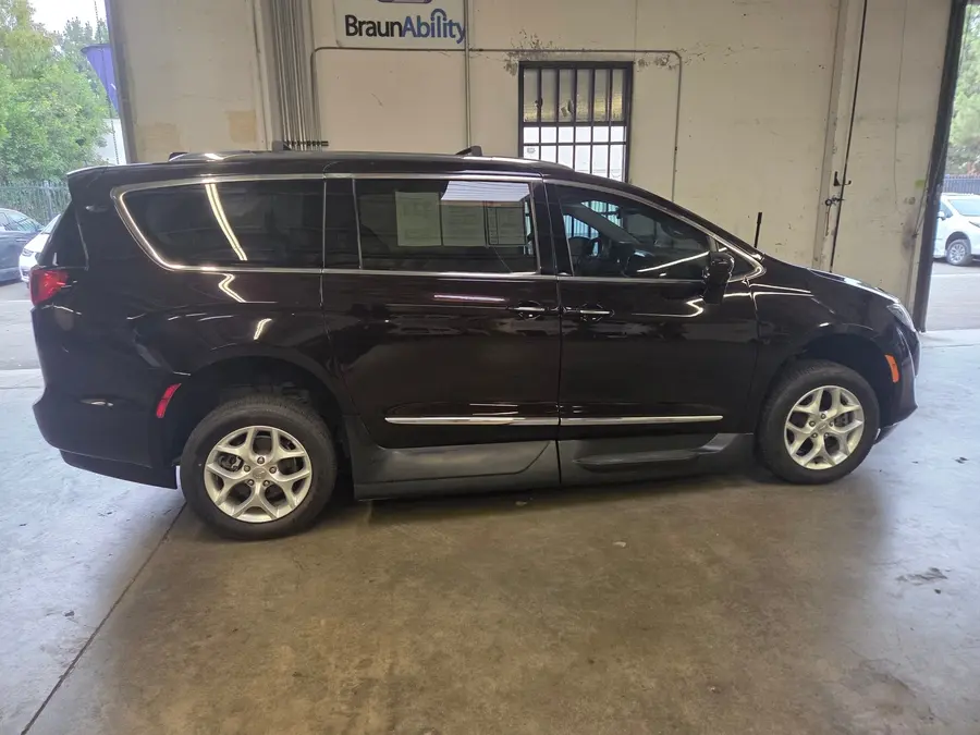 2017 Chrysler Pacifica Touring-L Plus photo 4